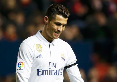 Ronaldo ghi ban giup Real duy tri loi the truoc Barca hinh anh