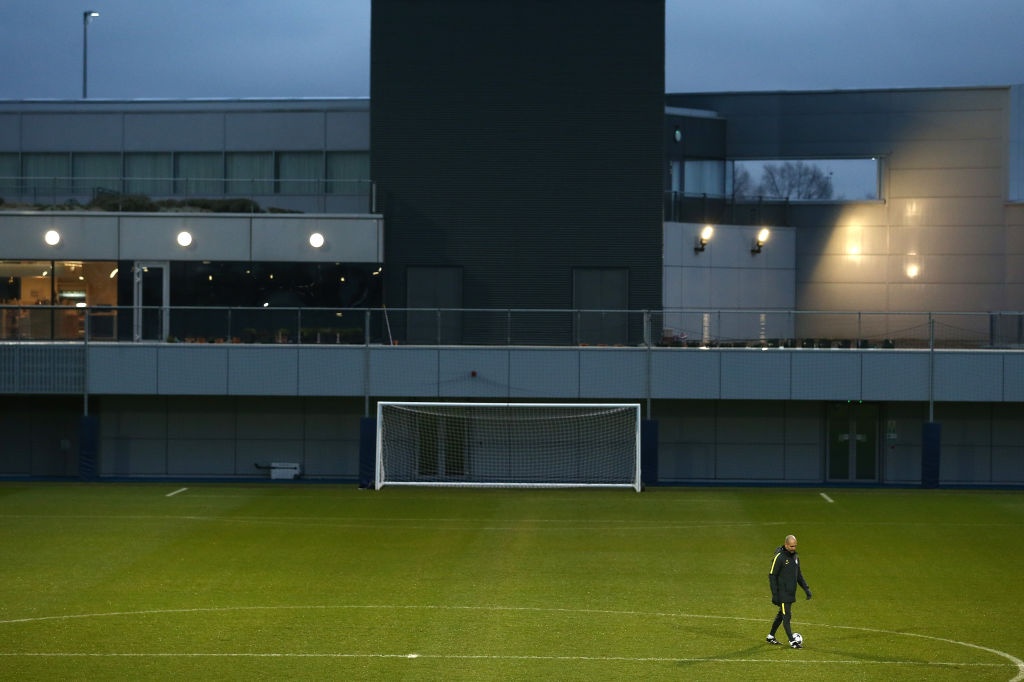 Pep Guardiola so nhat Falcao ben phia Monaco anh 4