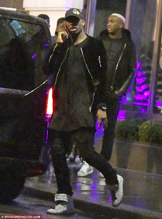 Pogba di giay ky quai den nha hang anh 1