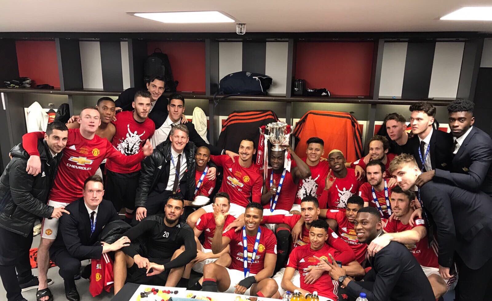 Cầu thủ MU đăng ảnh khoe cúp ảnh 4 Cau thu MU dang anh khoe cup anh 4