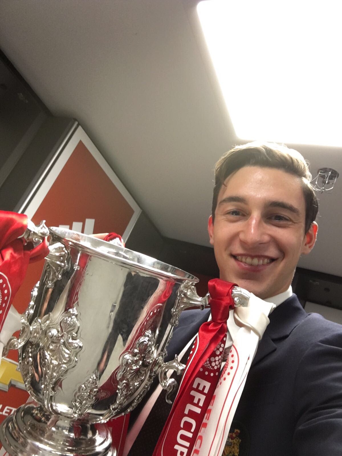 Cầu thủ MU đăng ảnh khoe cúp ảnh 1 Cau thu MU dang anh khoe cup anh 1