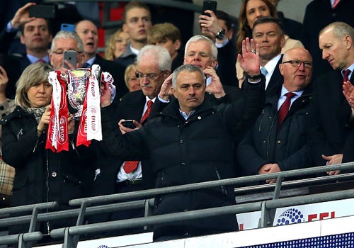 Mourinho sanh ngang Alex Ferguson o League Cup hinh anh