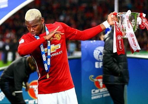 Pogba den nha hang an toi mung chuc vo dich hinh anh