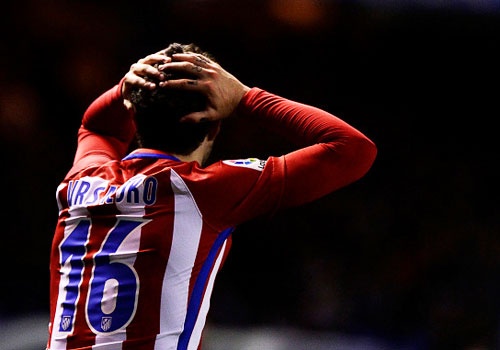 Cau thu Atletico om dau, bat khoc khi Torres doi dien tu than hinh anh