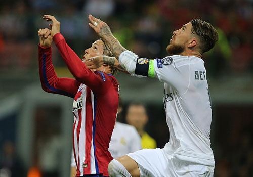 Ramos dong vien Torres manh me sau cu dap dau xuong san hinh anh