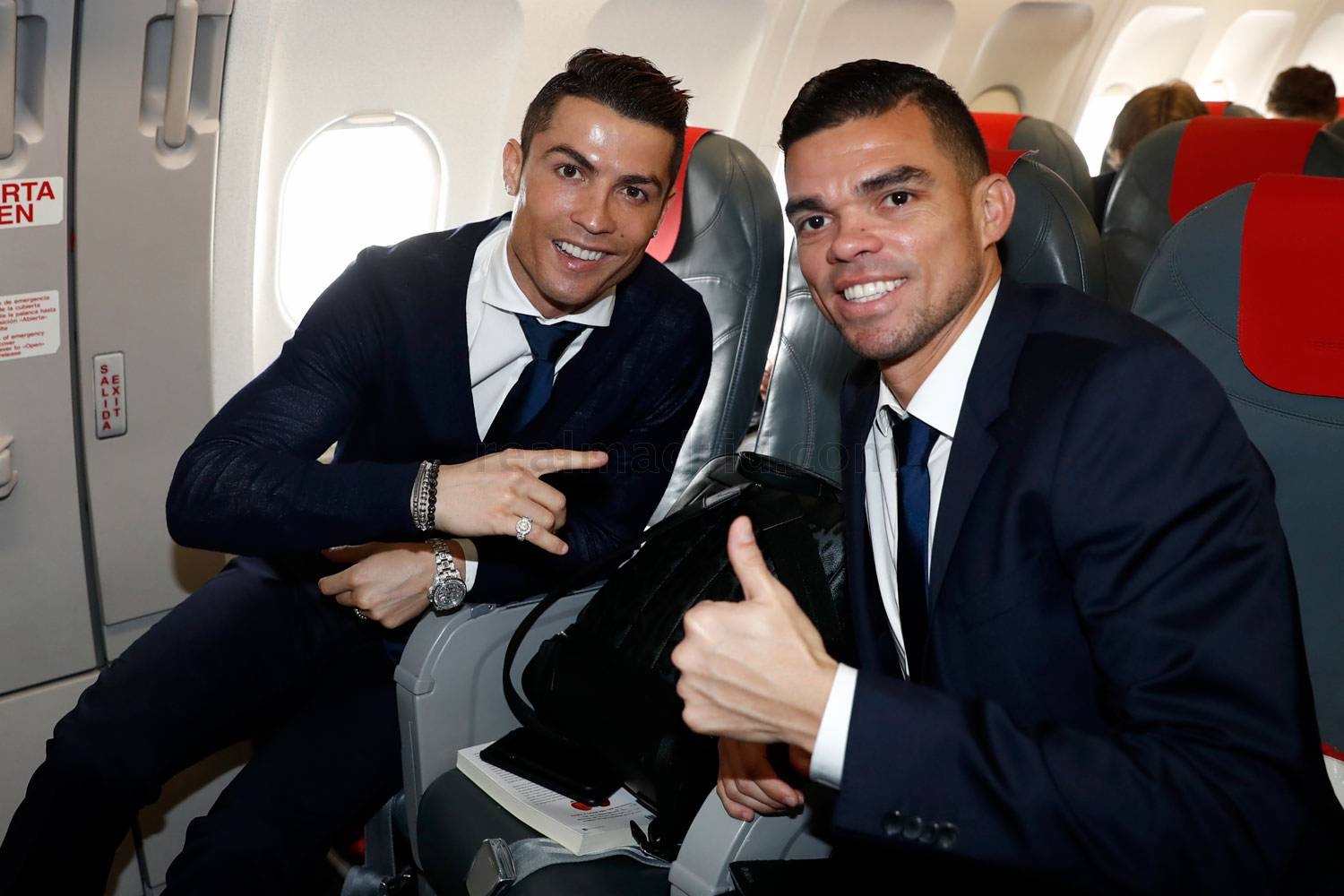 Ronaldo banh bao den Italy anh 1