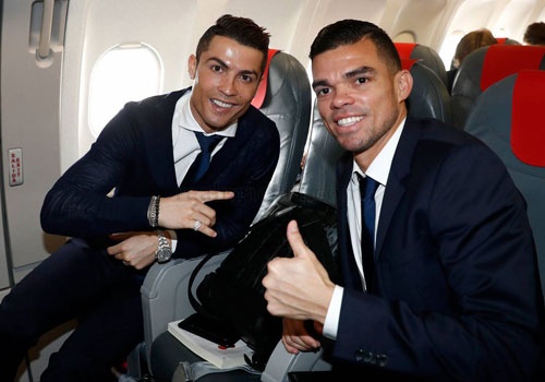 Ronaldo banh bao den Italy da luot ve vong 1/8 Champions League hinh anh