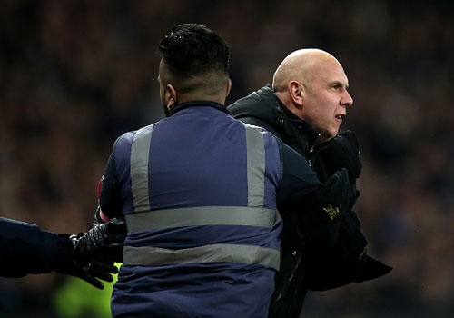 Co dong vien qua khich tan cong cau thu Chelsea hinh anh