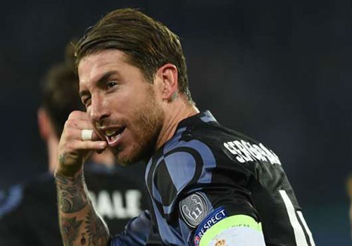 Ramos choc tuc Messi bang hanh dong ‘goi dien an mung’ hinh anh