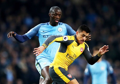 Arsenal cham tran Man City, Chelsea gap Tottenham hinh anh