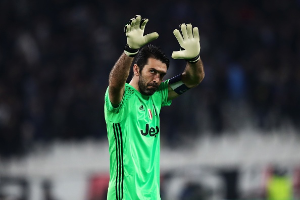 Buffon om an ui Casillas anh 6