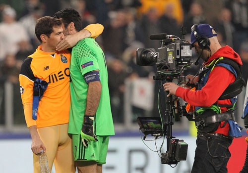 Buffon om an ui Casillas sau tran dau o Champions League hinh anh