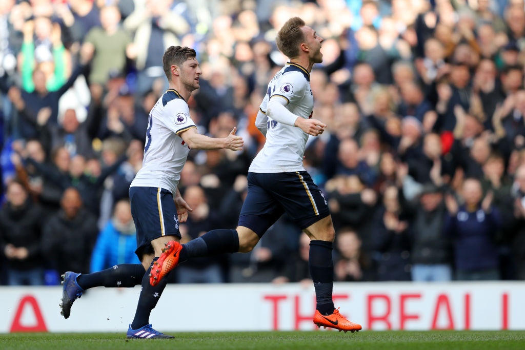 Tottenham no luc bam duoi Chelsea anh 3