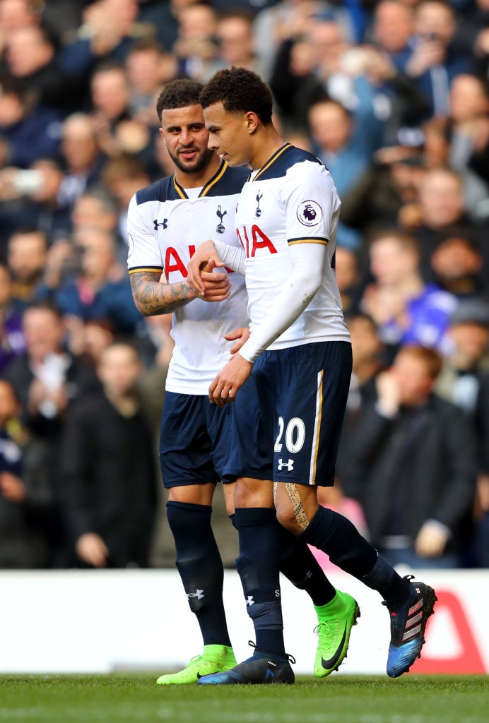 Tottenham no luc bam duoi Chelsea anh 6