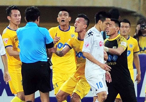 Trong tai bi phan ung sau khi CLB Thanh Hoa thua nguoc CLB Ha Noi 1-2 hinh anh