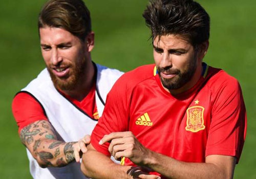 Ramos muon om Pique de xoa mau thuan hinh anh