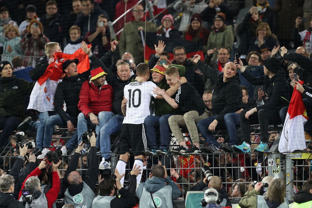 Podolski giup tuyen Duc danh bai DT Anh anh 6