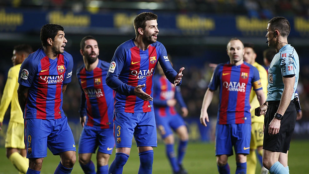 Pique bị phạt vì chỉ trích trọng tài ảnh 1 Pique bi phat vi chi trich trong tai anh 1
