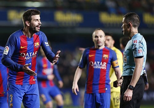 Gerard Pique chiu an phat vi chi trich trong tai hinh anh