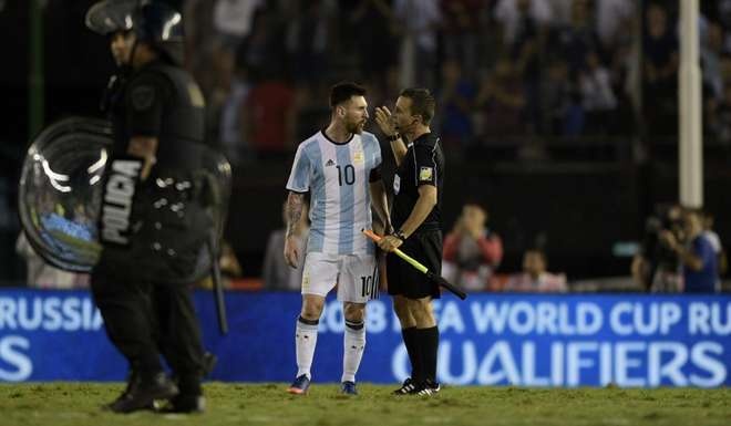 Messi bi nghi ngo si nhuc trong tai anh 1