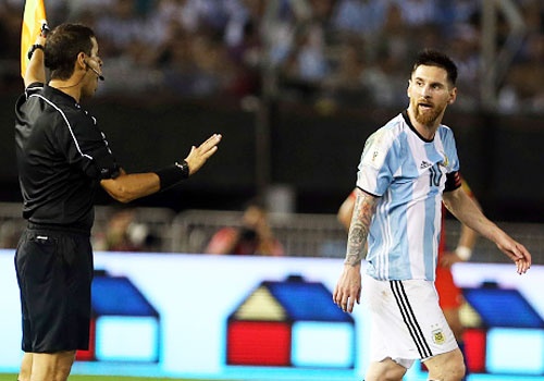 Messi bi nghi ngo si nhuc trong tai sau tran thang cua Argentina hinh anh