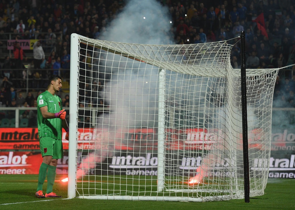 Buffon duoc vinh danh khi lap ky luc anh 4