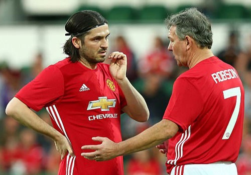 Doi huyen thoai MU cua Scholes chiu that bai 0-3 hinh anh