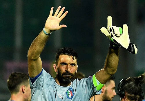 Buffon giu sach luoi trong tran thu 1000, Italy thang 2-0 hinh anh