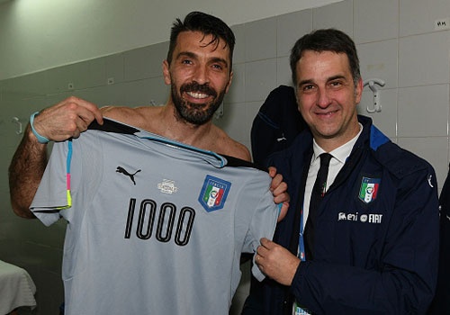 Buffon duoc vinh danh sau tran lap ky luc chau Au hinh anh