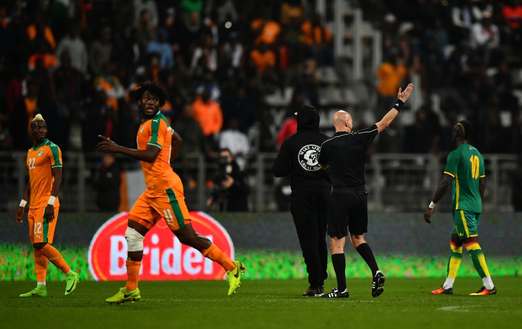 Cổ động viên tấn công cầu thủ ảnh 4 Co dong vien tan cong cau thu anh 4