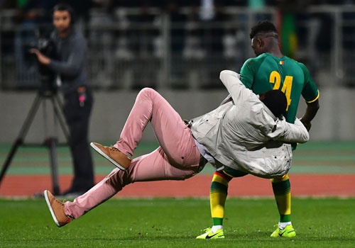 Co dong vien treo rao xuong san, tan cong cau thu hinh anh