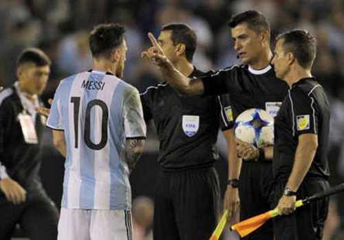 Messi doi dien an phat sau vu chui trong tai hinh anh