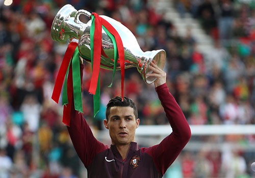 Ronaldo vao danh sach huyen thoai o doi tuyen quoc gia hinh anh