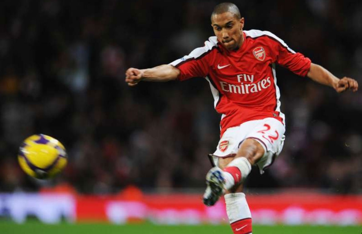 Cau thu khoac ao Arsenal,  Man City anh 8