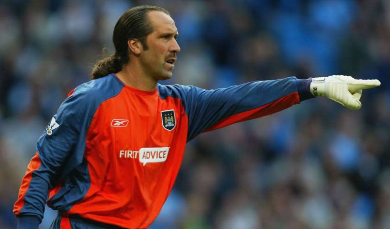 Cau thu khoac ao Arsenal,  Man City anh 4