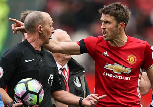 Carrick vao doi hinh hay nhat vong 30 Premier League hinh anh