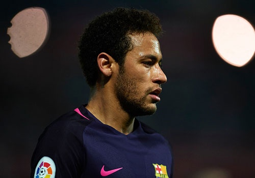 Neymar phan khich khi vao cau lac bo 100 ban thang hinh anh