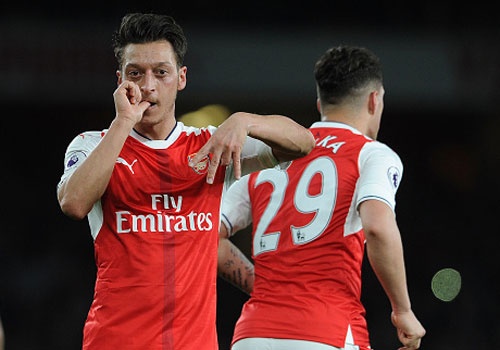 Arsenal thang West Ham 3-0, day MU xuong vi tri thu 6 hinh anh