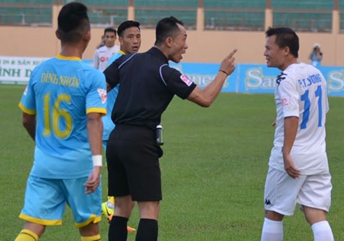 Trong tai chi mat canh cao Thanh Luong cua CLB Ha Noi hinh anh