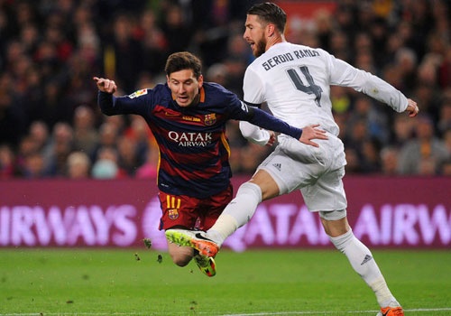 Ramos tuc gian vi cho rang Messi ‘choi ban’ hinh anh
