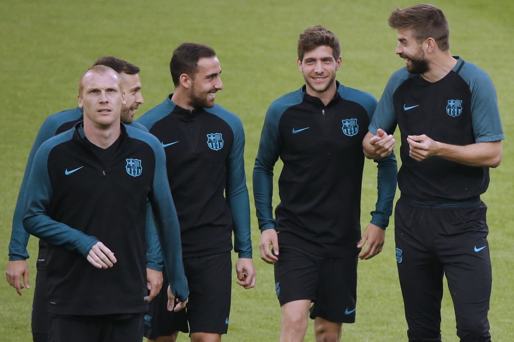 Barca xếp vòng tròn đá bóng ma ảnh 1 Barca xep vong tron da bong ma anh 1