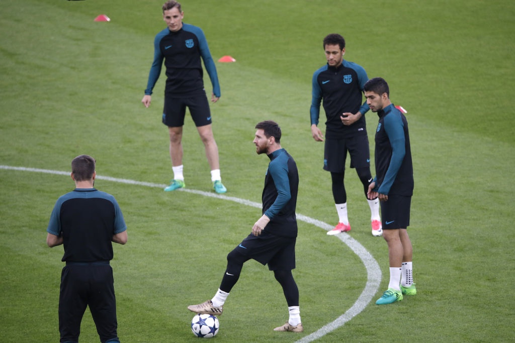 Barca xếp vòng tròn đá bóng ma ảnh 6 Barca xep vong tron da bong ma anh 6