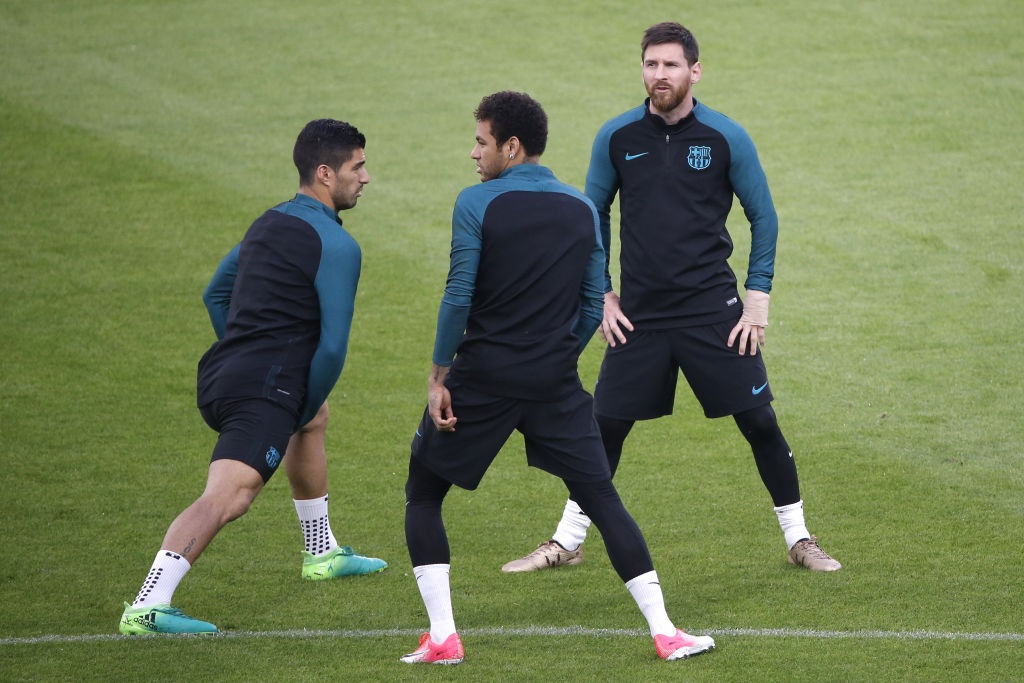 Barca xếp vòng tròn đá bóng ma ảnh 2 Barca xep vong tron da bong ma anh 2