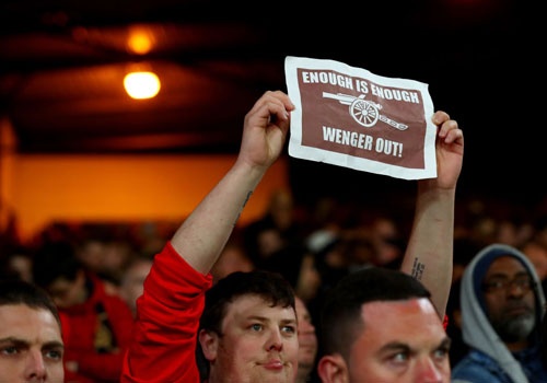 Co dong vien Arsenal tiep tuc keu goi Wenger ra di hinh anh