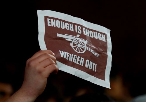 Co dong vien Arsenal keu goi Wenger ra di hinh anh