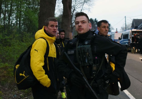 Chu tich FIFA len an vu danh bom, mong Bartra som binh phuc hinh anh