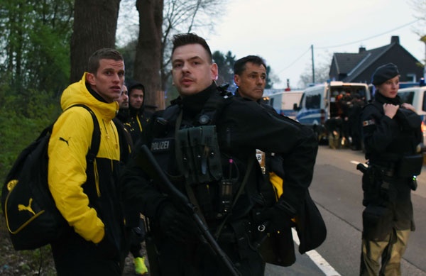 Chu tich FIFA len an vu danh bom anh 1