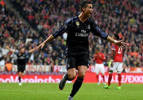 Cristiano Ronaldo an mung phan khich hinh anh