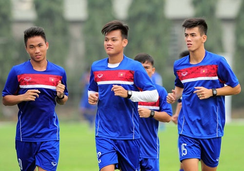 U20 Viet Nam loai 3 cau thu, kem them HLV Huu Thang di Duc hinh anh