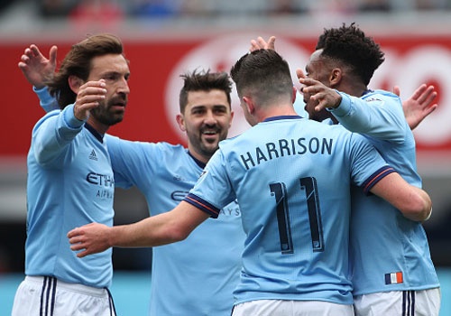 David Villa ghi ban tu khoang cach gan 50 m hinh anh